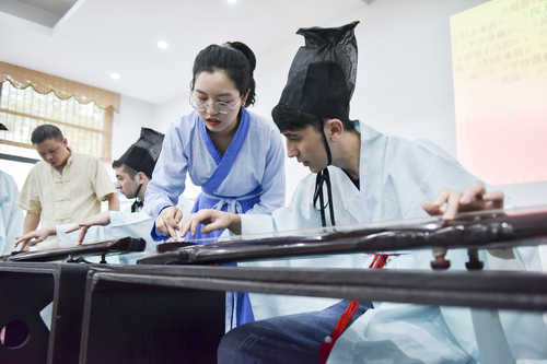 6月21日，古乐老师在教来自塔吉克斯坦 的留学生Umar（乌马尔）弹古琴。李谌涵 摄