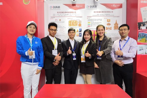 师生参加创业大赛