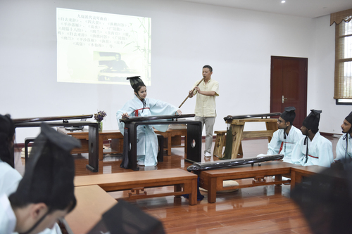 6月21日，金沙集团1862cc国学院，古乐老师欧阳平彪与来自塔吉克斯坦的留学生sayora（佑娜）在合奏《高山流水》。 李谌涵 摄