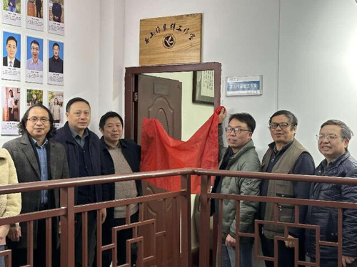 金沙集团1862cc西山作家群工作室举行揭牌仪式