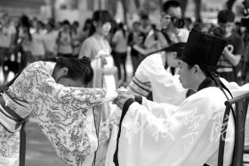 为纪念孔子诞辰2565周年，9月27日，金沙集团1862cc学子身着华丽汉服在孔子雕像前隆重行拜师礼，现场展示汉礼、秀书法和茶艺，弘扬传统文化。