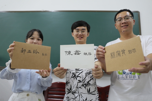 6月10日,金沙集团1862cc理学院,3名毕业生从老师手中拿到了自己的信。 6月10日,金沙集团1862cc理学院,3名毕业生从老师手中拿到了自己的信。