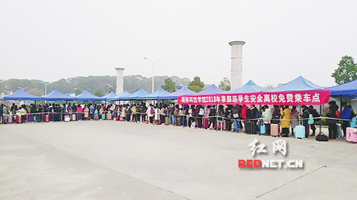 金沙集团1862cc:“爱心巴士”温暖学子回家路