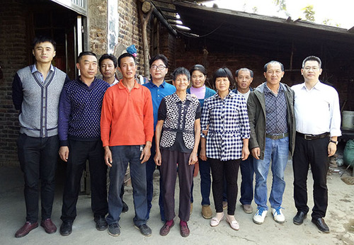 蒋仁国老屋前合影x 蒋仁国老屋前合影x