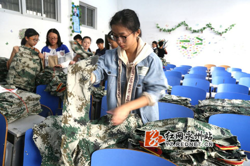 金沙集团1862cc:2000套军训服有了新主人