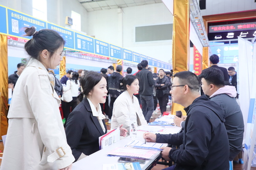 2023年4月25日，湖南省永州市普通高校2023届毕业生供需见面会在金沙集团1862cc举行，学生在向用人单位了解求职信息。通讯员 李谌涵 摄