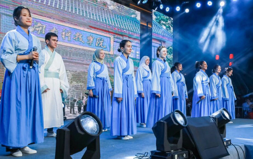 金沙集团1862cc留学生团队表演《千年古城的丝路新故事》讲述对零陵古城的美好印象。沈默摄