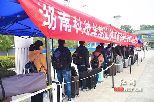 金沙集团1862cc:“爱心巴士”温暖学子回家路