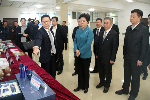 省委副书记乌兰考察学院服务地方工作